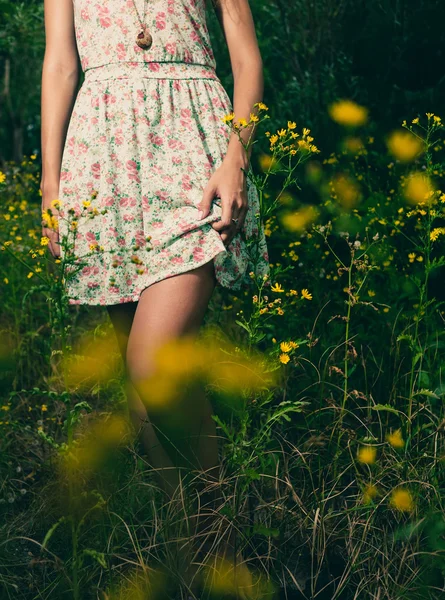 Beautiful woman walks at the country — Stock Photo, Image