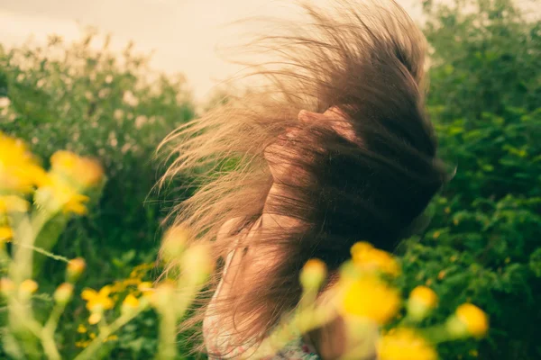 Belle jeune femme dans prairie de fleurs . — Photo