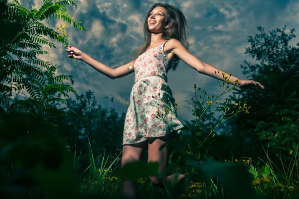 Ragazza felice contro il cielo — Foto Stock