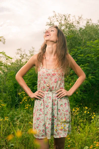 Belle jeune femme dans prairie de fleurs . — Photo