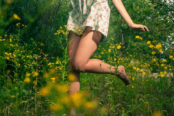 Yaz aylarında açık havada dans kız bacakları closeup