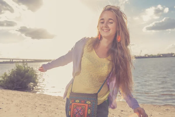 Mooi meisje in de ochtend op het strand — Stockfoto