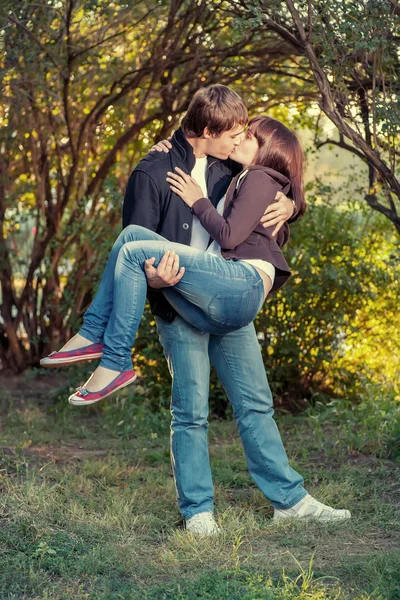 Romántico joven pareja besos ... —  Fotos de Stock