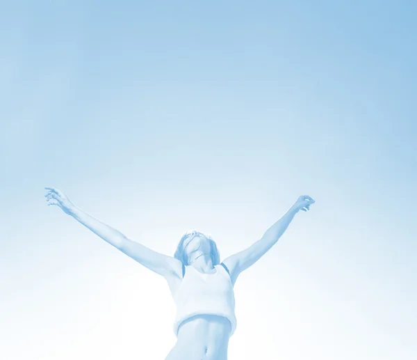 Adolescente loira pulando feliz com o céu azul nas costas — Fotografia de Stock