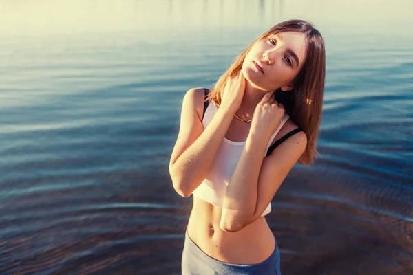 Bella ragazza sulla spiaggia da sola — Foto Stock