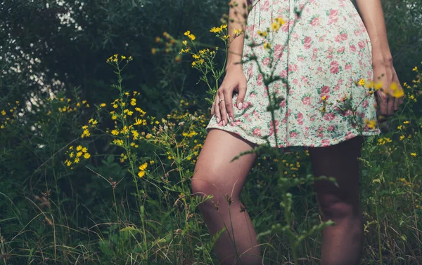 Uma bela mulher caminha pelo campo. Molhado, vestido casual, descalço . — Fotografia de Stock