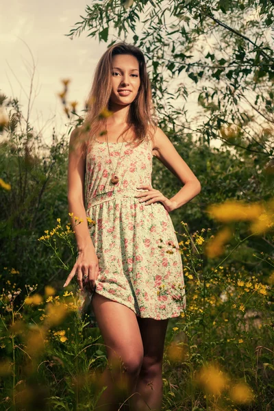 Sexig tjej i klänning poserar utomhus — Stockfoto