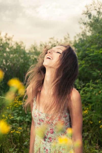 Pretty smiling girl on nature — Stock Photo, Image