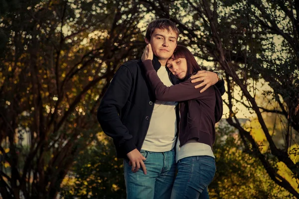 Dois estudantes no parque em frente ao fundo do verão — Fotografia de Stock