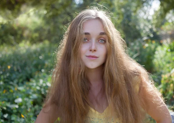 Happy girl looking at camera — Stock Photo, Image