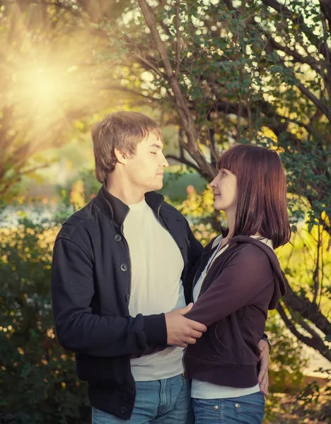 Jeune couple d'étudiants du collège — Photo