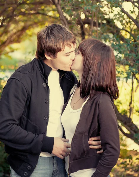 Romantisches junges Paar küsst — Stockfoto