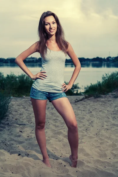 Ragazza in piedi vicino al fiume — Foto Stock