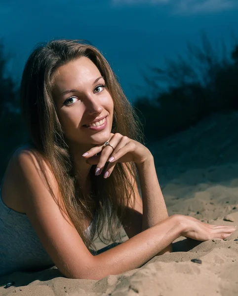 Femmes sur le sable à l'extérieur — Photo