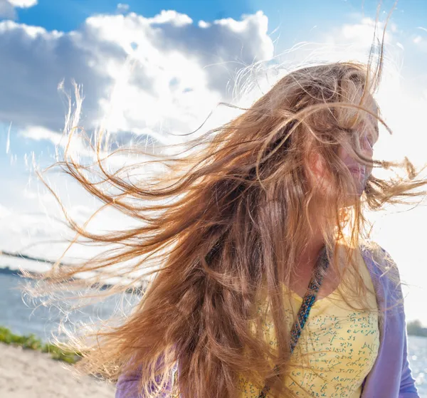 Langhaarige Blondine gegen Himmel mit Wolken — Stockfoto