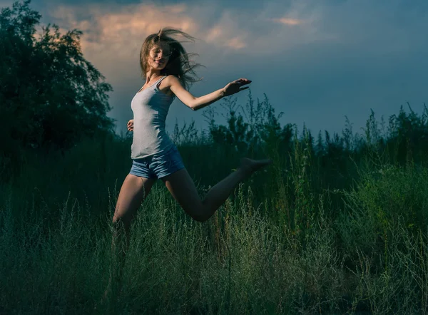 Glückliche Mädchen springen — Stockfoto
