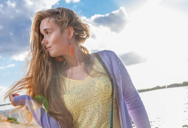 Portrait de femme heureuse souriant contre un ciel clair — Photo