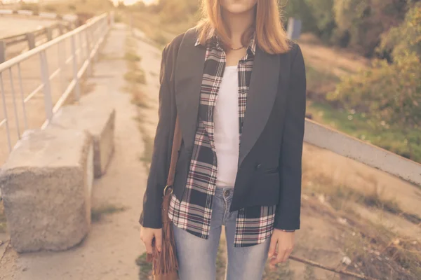 Chica joven vestida con jeans — Foto de Stock