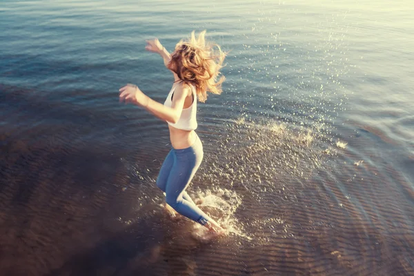 Młoda kobieta piękne skoki w wodzie — Zdjęcie stockowe