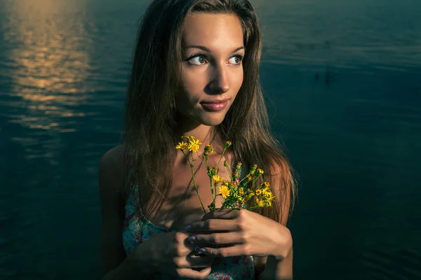 Portret van knappe meisje met bloemen — Stockfoto