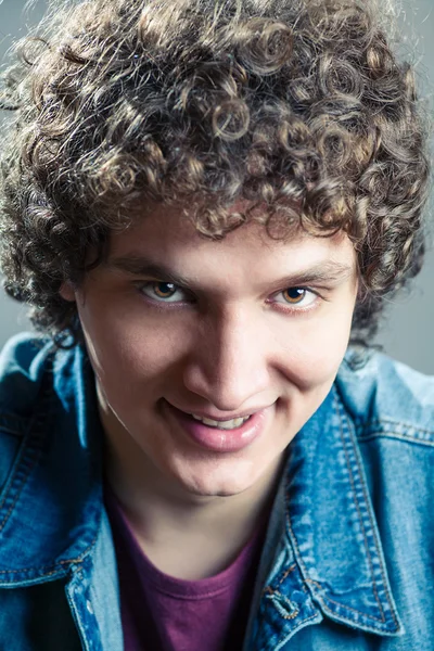Smiling curly-haired man closeup — Stock Photo, Image