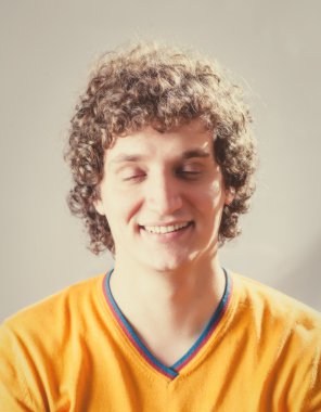 genç, beyaz bir adam portresi kapalı gözler