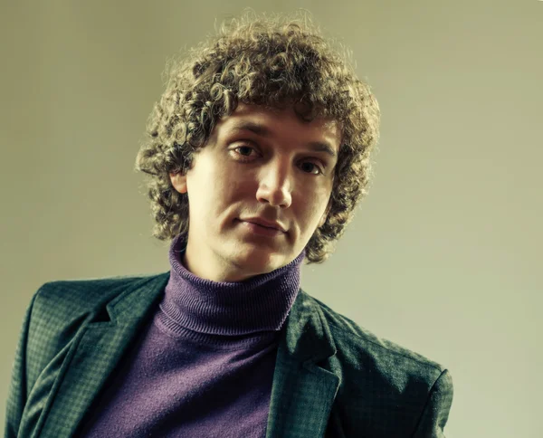 Detailed portrait of a young caucasian guy with curly hair — Stock Photo, Image