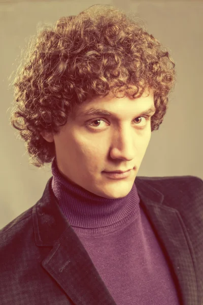 Retrato detalhado de um jovem caucasiano com cabelo encaracolado — Fotografia de Stock