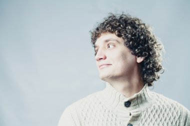 Detaylı kıvırcık saçlı genç bir adam portresi
