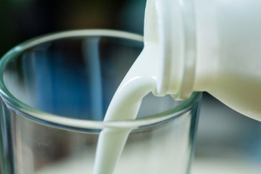 süt cam bardakta içinde döktü kapalı arka plan