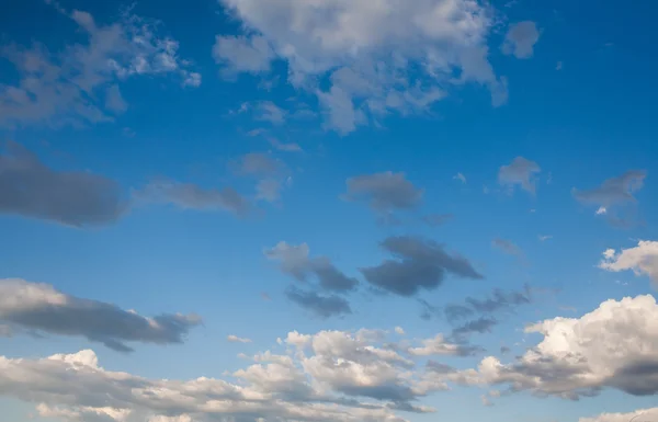 Belas nuvens esparsas no céu azul — Fotografia de Stock