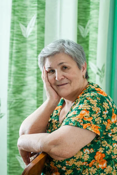 mutlu gülümseyen kadın kıdemli portresi