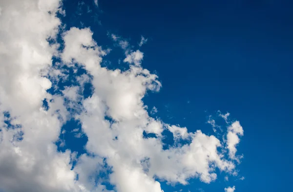 Beaux nuages épars dans le ciel bleu — Photo