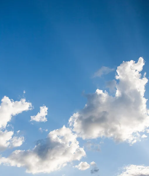 Belas nuvens esparsas no céu azul — Fotografia de Stock