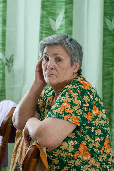 Närbild porträtt av en ledsen äldre kvinna — Stockfoto