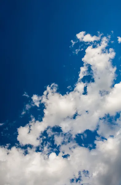 Belas nuvens esparsas no céu azul — Fotografia de Stock