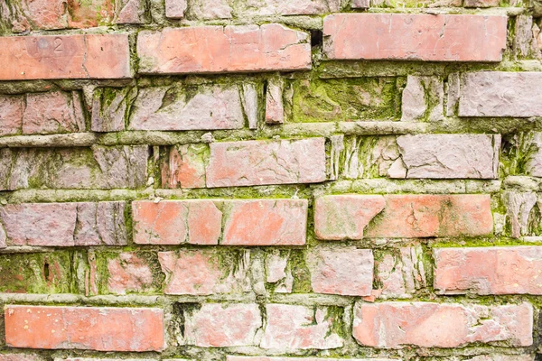 Mur de brique obsolète avec des signes d'usure importants — Photo