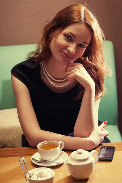 Roodharige vrouwen zitten in café vooraanzicht — Stockfoto