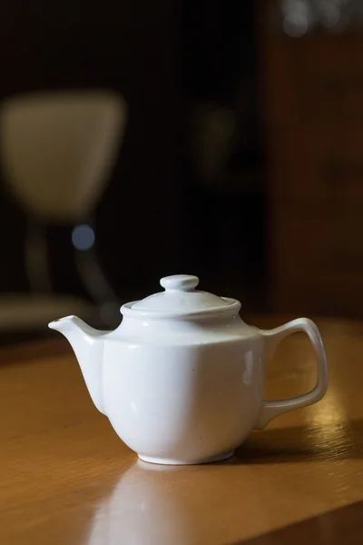 Biały czajnik na stole — Zdjęcie stockowe