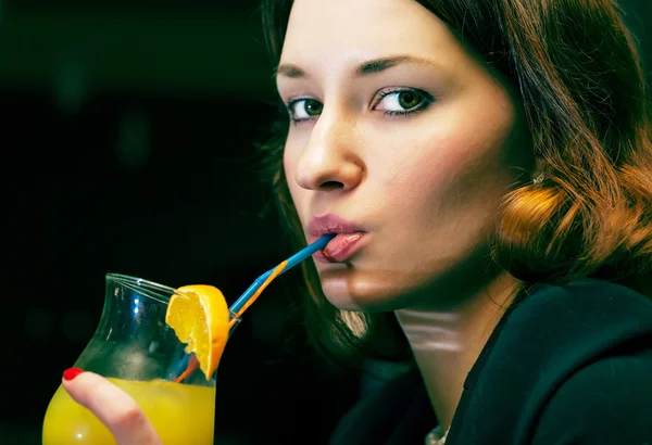 Mujeres bebiendo cóctel coloreado imagen — Foto de Stock