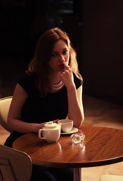 Frauen sitzen allein im Café — Stockfoto