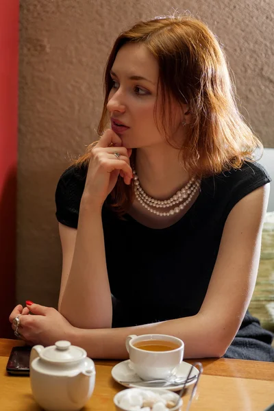 Donne rosse sedute nel caffè — Foto Stock