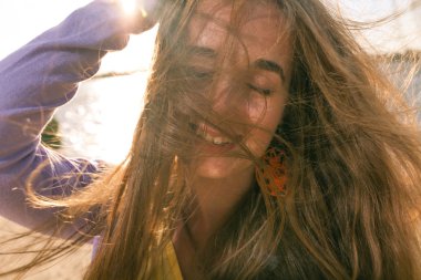 uzun saçlı sarışın açık havada Rüzgar