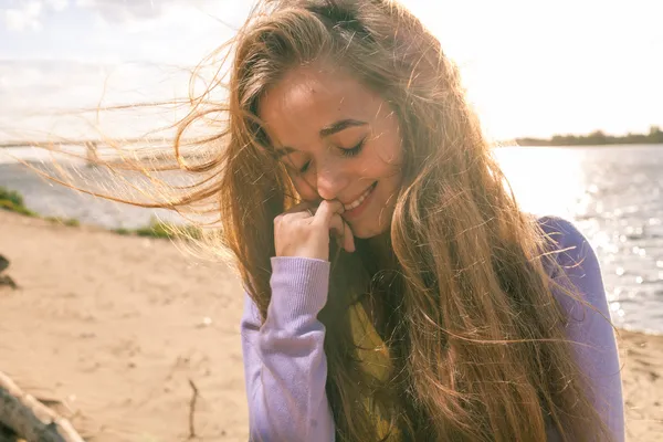 Blonde aux cheveux longs en plein air vent — Photo