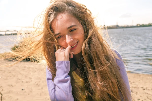 Rubia de pelo largo al aire libre viento —  Fotos de Stock