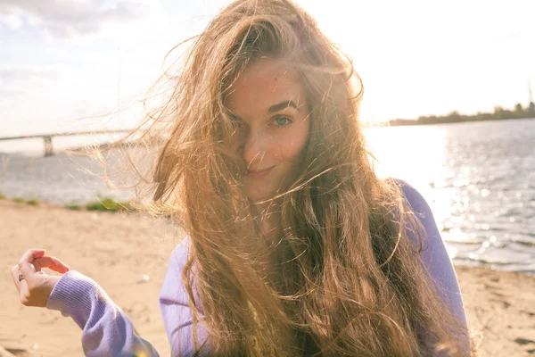 Blonde aux cheveux longs en plein air vent — Photo