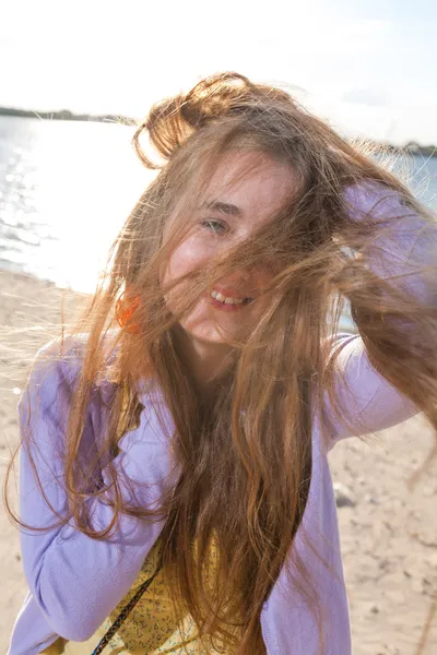 Blonde aux cheveux longs en plein air vent — Photo