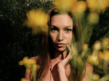 Yaz tarlasında güzel bir sarışın.