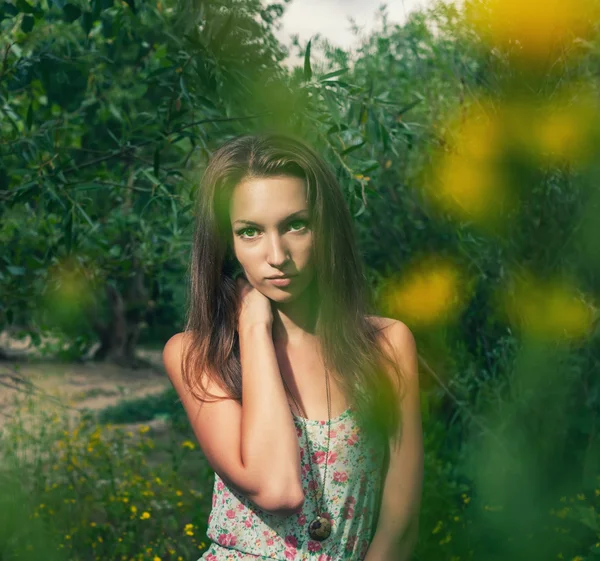 Schöne Blondine in einem Sommerfeld — Stockfoto