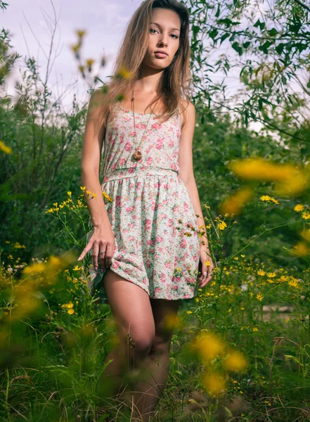 Yazlık elbise poz seksi sarışın — Stok fotoğraf